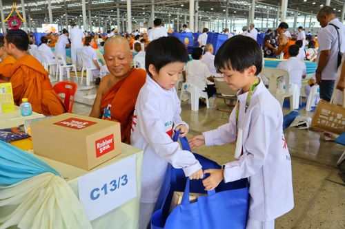 ภาพ No.60154:พิธีเจริญพระพุทธมนต์ "ฉลองอายุวัฒนมงคล 80 ปี หลวงพ่อธัมมชโย" พิธีถวายไทยธรรม คณะสงฆ์ 10,000 กว่าวัดทั่วประเทศ ในวันคุ้มครองโลก วันจันทร์ที่ 22 เมษายน พ.ศ. 2567 ณ สภาธรรมกายสากล วัดพระธรรมกาย จ.ปทุมธานี