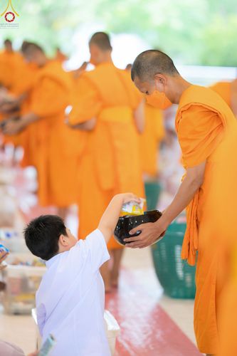 ภาพ No.80318:พิธีตักบาตรฉลองพระใหม่ ในโครงการบรรพชาอุปสมบทหมู่วันคุ้มครองโลก ณ สภาธรรมกายสากล วัดพระธรรมกาย วันอาทิตย์ที่ 16 เมษายน พ.ศ.2566