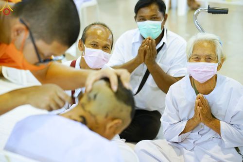 ภาพ No.78766:พิธีปลงผมนาคธรรมทายาท โครงการอบรมยุวธรรมทายาท มัชฌิมธรรมทายาท และธรรมทายาทรุ่นอุดมศึกษา ณ สภาธรรมกายสากล วัดพระธรรมกาย วันเสาร์ที่ 1 เมษายน พ.ศ. 2566