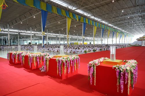 ภาพ No.79030:พิธีวางแผ่นจารึกชื่อ และพิธีวางพวงมาลัยสักการะพระบรมพุทธเจ้า ณ สภาธรรมกายสากล วัดพระธรรมกาย วันที่ 2 เมษายน พ.ศ. 2566