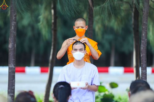 ภาพ No.82600:พิธีตัดปอยผมและปลงผมนาคธรรมทายาท ในโครงการอุปสมบทหมู่ธรรมทายาทพุทธศาสตร์สากล รุ่นที่ 7 (ภาคฤดูฝน) วันอาทิตย์ที่ 11 มิถุนายน พ.ศ. 2566 ณ  วัดพระธรรมกาย