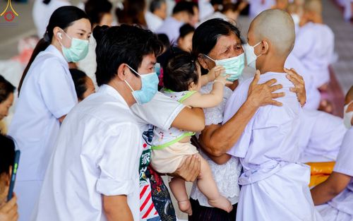 ภาพ No.79379:พิธีขอขมา มอบบาตรและผ้าไตร ในโครงการบรรพชาสามเณรฟื้นฟูพระพุทธศาสนาทั่วไทย โครงการอบรมยุวธรรมทายาท มัชฌิมธรรมทายาท และธรรมทายาทรุ่นอุดมศึกษา ณ สภาธรรมกายสากล วัดพระธรรมกาย วันเสาร์ที่ 1 เมษายน พ.ศ. 2566