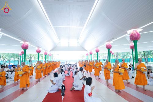 ภาพ No.286675:วันเสาร์ที่ 12 กรกฏาคม พ.ศ.2568 พิธีบรรพชาอุปสมบท  โครงการบรรพชาอุปสมบทหมู่ ธรรมทายาทนานาชาติ(ภาคภาษาจีน), โครงการบรรพชาสามเณร โรงเรียนนานาชาติ รุ่นที 14