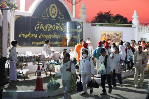 ภาพ No.294314:วันที่ 14 มกราคม พ.ศ. 2569 พิธีตักบาตรพระธรรมยาตรา ณ วัดสองพี่น้อง ต.ต้นตาล อ.สองพี่น้อง จ.สุพรรณบุรี ในโครงการธรรมยาตรา กตัญญูบูชา มหาปูชนียาจารย์ พระมงคลเทพมุนี(สด จนฺทสโร) พระผู้ปราบมาร อนุสรณ์สถาน 7 แห่ง ปีที่ 14