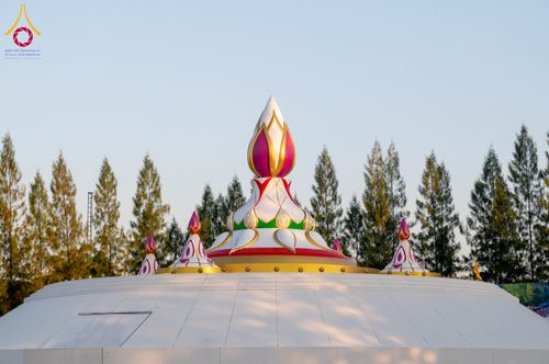 ภาพ No.290688:วันที่ 8 มกราคม พ.ศ. 2569 พระธรรมยาตราปฏิบัติธรรม และถ่ายภาพหมู่ประวัติศาสตร์ ในโครงการธรรมยาตรา กตัญญูบูชามหาปูชนียาจารย์ พระมงคลเทพมุนี(สด จนฺทสโร) พระผู้ปราบมาร อนุสรณ์สถาน 7 แห่ง ปีที่ 14 ณ อนุสรณ์สถานคลองบางนางแท่น อ.สามพราน จ.นครปฐม