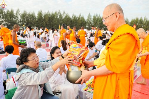 ภาพ No.302669:วันที่ 24 มกราคม พ.ศ. 2569 พิธีตักบาตรพระธรรมยาตรา(ภาพชุดที่ 2) ณ อนุสรณ์สถานลำดับที่ 5 สถานที่เผยแผ่วิชชาธรรมกายครั้งแรก อนุสรณ์สถานบางปลา วัดบางปลา อำเภอบางเลน จังหวัดนครปฐม ในโครงการธรรมยาตรา กตัญญูบูชา มหาปูชนียาจารย์ พระมงคลเทพมุนี(สด จนฺทสโร) พระผู