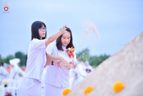 ภาพ No.346655:วันอาทิตย์ที่ 30 สิงหาคม พ.ศ.2569 พิธีทอดผ้าป่า สวดธรรมจักรกัปปวัตนสูตรกลั่นแผ่นดินโปรยรัตนชาติ  สถาปนาองค์พระเจดีย์เพื่อสร้างสันติภาพโลก  ณ ศูนย์ปฏิบัติธรรมพนมสารคาม (เพชรตะวัน) จังหวัดฉะเชิงเทรา