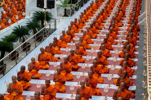 ภาพ No.297093:วันที่ 17 มกราคม พ.ศ. 2569 พิธีจุดประทีปถวายเป็นพุทธบูชา และบูชาธรรมมหาปูชนียาจารย์ (ภาพชุดที่ 2) ณ วัดโบสถ์บน ต.บางคูเวียง จ.นนทบุรี อนุสรณ์สถานลำดับที่ 4 สถานที่เกิดด้วยกายธรรม ในโครงการธรรมยาตรา กตัญญูบูชา มหาปูชนียาจารย์ พระมงคลเทพมุนี(สด จนฺทสโร) พร