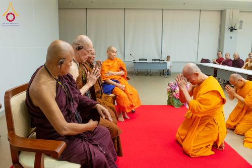 ภาพ No.324837:วันพฤหัสบดีที่ 23 เมษายน พ.ศ.2569  หลวงพ่อทัตตชีโว รองเจ้าอาวาสวัดพระธรรมกาย ถวายการต้อนรับและปฏิสันถารคณะชาวเมียนมาและคณะไทยใหญ่