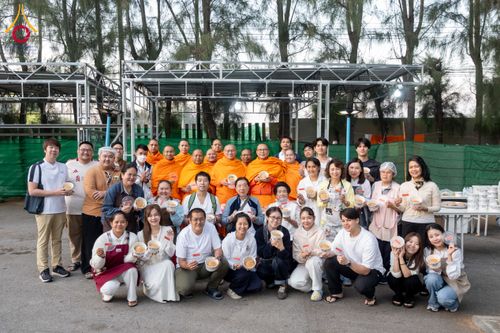 ภาพ No.292635:วันที่ 12 มกราคม พ.ศ. 2569 พิธีถวายภัตตาหารเป็นสังฆทาน แด่พระธรรมยาตรา ณ อนุสรณ์สถานมหาวิหารพระมงคลเทพมุนี (โลตัสแลนด์) อ.สองพี่น้อง จ.สุพรรณบุรี ในโครงการธรรมยาตรา กตัญญูบูชา มหาปูชนียาจารย์ พระมงคลเทพมุนี(สด จนฺทสโร) พระผู้ปราบมาร อนุสรณ์สถาน 7 แห่ง ปี