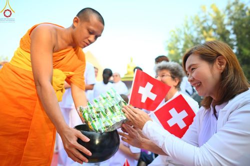 ภาพ No.190239:พิธีตักบาตรพระธรรมยาตรา ณ อนุสรณ์สถานลำดับที่ 1 สถานที่เกิดด้วยรูปกายเนื้อ อนุสรณ์สถานมหาวิหารพระมงคลเทพมุนี (โลตัสแลนด์) อ.สองพี่น้อง จ.สุพรรณบุรี ในโครงการธรรมยาตรา กตัญญูบูชา มหาปูชนียาจารย์ พระมงคลเทพมุนี(สด จนฺทสโร) พระผู้ปราบมาร อนุสรณ์สถาน 7 แห่ง 