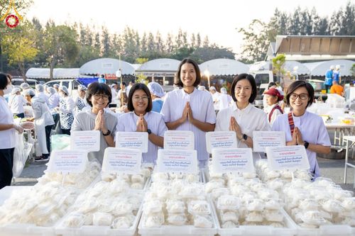 ภาพ No.106706:พิธีถวายภัตตาหารเป็นสังฆทาน แด่คณะพระธรรมยาตราฯ ในโครงการธรรมยาตรากตัญญูบูชา มหาปูชนียาจารย์ พระมงคลเทพมุนี(สด จนฺทสโร) พระผู้ปราบมาร อนุสรณ์สถาน 7 แห่ง ปีที่ 12 วันที่ 6 มกราคม พ.ศ. 2567 ณ อนุสรณ์สถานโลตัสแลนด์ จ.สุพรรณบุรี