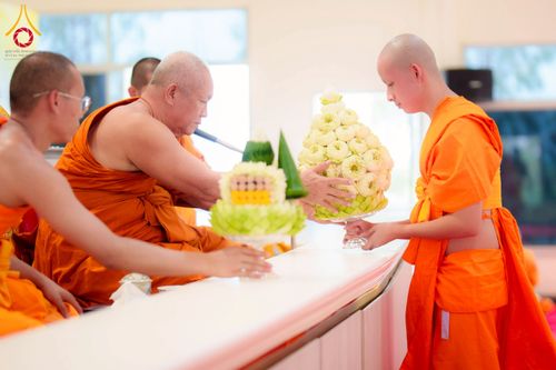 ภาพ No.216893:วันเสาร์ที่ 5 เมษายน พ.ศ. 2568 พิธีตัดปอยผม พิธีขอขมาผู้ปกครอง พิธีมอบบาตรและผ้าไตร พิธีบรรพชา ณ ศูนย์ปฏิบัติธรรมและศูนย์อบรมเยาวชนพระนครศรีอยุธยา ต.พุทเลา อ.บางปะหัน จ.พระนครศรีอยุธยา