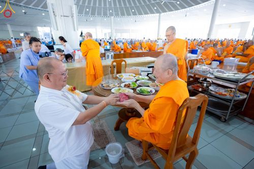 ภาพ No.184807:พิธีถวายภัตตาหารเมนูสวรรค์ "เพื่อการบรรลุธรรม" เนื่องในวาระอายุวัฒนมงคล 84 ปี หลวงพ่อทัตตชีโว วันเสาร์ที่ 21 ธันวาคม พ.ศ. 2567 ณ หอฉันคุณยายอาจารย์ฯ วัดพระธรรมกาย