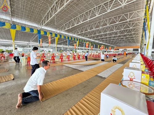 ภาพ No.59658:V.39 ทุ่มสุดใจ ธรรมชัย 80 ปี การเตรียมงาน การปฏิบัติงาน ของเจ้าหน้าที่หน่วยงานต่างๆ เพื่อพิธีฉลองอายุวัฒนมงคล 80 ปี หลวงพ่อธัมมชโย และรับถวายมหาสังฆทาน 10,000 กว่าวัดทั่วประเทศ ในวันคุ้มครองโลก จันทร์ที่ 22 เมษายน พ.ศ. 2567