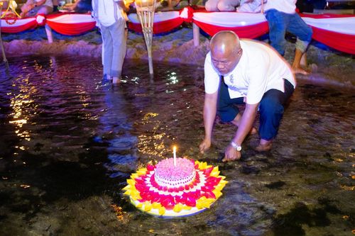 ภาพ No.138658:Photo Story  มหัศจรรย์วัดดงดินแดง Episode 6 พระภิกษุ-สามเณร ในโครงการบรรพชาอุปสมบทหมู่  กว่า 500 รูป และศีลจาริณีกว่า 300 คน ร่วมกันก่อพระเจดีย์ทราย 20,000 องค์ และจุดประทีป  บูชาธรรม 80 ปี หลวงพ่อธมฺมชโย กลางลำน้ำแม่ตื่น