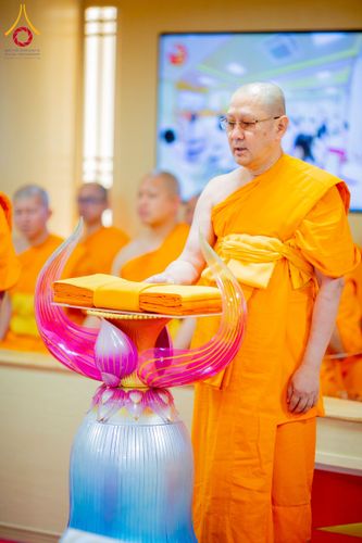 ภาพ No.221307:วันศุกร์ที่ 25 เมษายน พ.ศ. 2568 พิธีอัญเชิญรูปเหมือนพระมงคลเทพมุนี (สด จนฺทสโร) พระผู้ปราบมาร พิธีทอดผ้าป่าสามัคคี 25 ปี พิธีถวายสังฆทาน 15 วัด แด่เจ้าอาวาสภาคพื้นเอเชีย และแอฟริกา ในวาระครบ 25 ปี วัดพระธรรมกายโอซาก้า ประเทศญี่ปุ่น