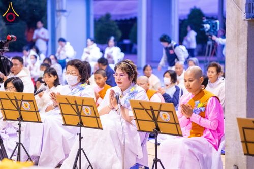 ภาพ No.194921:พิธีถวายภัตตาหารเป็นสังฆทาน แด่พระธรรมยาตรา ณ อนุสรณ์สถานมหาวิหารพระมงคลเทพมุนี (โลตัสแลนด์) อ.สองพี่น้อง จ.สุพรรณบุรี ในโครงการธรรมยาตรา กตัญญูบูชา มหาปูชนียาจารย์ พระมงคลเทพมุนี(สด จนฺทสโร) พระผู้ปราบมาร แห่ง ปีที่ 13 วันที่ 14 มกราคม พ.ศ.2568