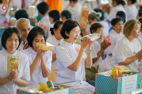 ภาพ No.167510:พิธีตักบาตรและพิธีบูชาข้าวพระ ในวันอาทิตย์ที่ 3 พฤศจิกายน พ.ศ. 2567 ณ วัดพระธรรมกาย