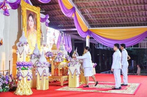 ภาพ No.138980:กิจกรรมเฉลิมพระเกียรติ สมเด็จพระนางเจ้าฯ พระบรมราชินี เนื่องในโอกาสวันเฉลิมพระชนมพรรษา พิธีเจริญพระพุทธมนต์ , ทำบุญตักบาตรพระสงฆ์ ถวายพระราชกุศล , พิธีถวายเครื่องราชสักการะ , และพิธีจุดเทียนถวายพระพรชัยมงคล วันที่ 3 มิถุนายน พ.ศ. 2567 ณ อาคารโถงช้าง วัดพ