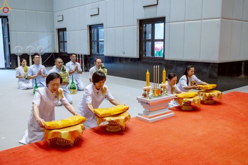 ภาพ No.228877:วันเสาร์ที่ 14 มิถุนายน พ.ศ. 2568 พิธีเวียนประทักษิณ , พิธีขอขมารับผ้าไตร ในโครงการบรรพชาอุปสมบทหมู่ ผู้บริหารรุ่นที่ 15 และ อุดมศึกษา รุ่นที่ 52 ณ โบสถ์พระไตรปิฎก วัดพระธรรมกาย