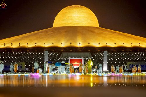 ภาพ No.244227:วันที่ 7 กันยายน พ.ศ. 2568 พิธีจุดประทีป วันครูผู้ค้นพบวิชชาธรรมกาย ณ ลานธรรมฯ และวิหารคด วัดพระธรรมกาย