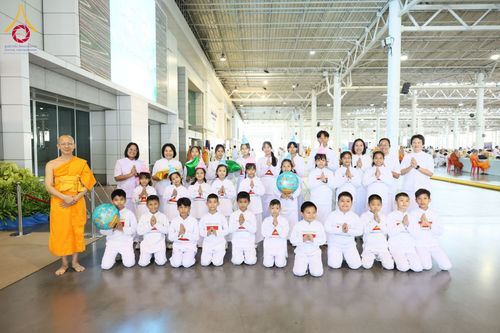 ภาพ No.185270:พิธีถวายมหาสังฆทาน 1,000 วัด ในวาระอายุวัฒนมงคล 84 ปี หลวงพ่อทัตตชีโว วันอาทิตย์ที่ 22 ธันวาคม พ.ศ. 2567 ณ สภาธรรมกายสากล วัดพระธรรมกาย