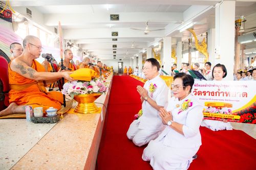 ภาพ No.200512:พิธีทอดผ้าป่าทำนุบำรุงศาสนสถาน ณ วัดรางกำหยาด ตำบลบางภาษี อำเภอบางเลน จังหวัดนครปฐม ในโครงการธรรมยาตรา กตัญญูบูชา มหาปูชนียาจารย์ พระมงคลเทพมุนี(สด จนฺทสโร) พระผู้ปราบมาร อนุสรณ์สถาน 7 แห่ง ปีที่ 13 วันที่ 22 มกราคม พ.ศ. 2568