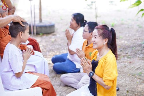 ภาพ No.59139:พิธีปลงผมและแห่นาคธรรมทายาท ในโครงการบรรพชาสามเณร ภาคฤดูร้อน เฉลิมพระเกียรติพระบาทสมเด็จพระเจ้าอยู่หัว เนื่องในโอกาส  พระราชพิธีมหามงคลเฉลิมพระชนมพรรษา 6 รอบ  ปลงผมนาคในวันที่ 21 เมษายน พ.ศ 2567 ณ วัดกลางธนรินทร์ (ธรรมอุทยานบ้านแป้ง)