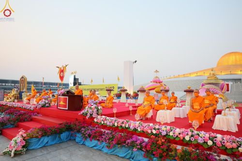 ภาพ No.121992:พิธีจุดประทีปถวายเป็นพุทธบูชา และบูชาธรรมมหาปูชนียาจารย์ พระมงคลเทพมุนี(สด จนฺทสโร) ในโครงการธรรมยาตรา กตัญญูบูชา มหาปูชนียาจารย์ พระมงคลเทพมุนี(สด จนฺทสโร) พระผู้ปราบมาร อนุสรณ์สถาน 7 แห่ง ปีที่ 12 วันที่ 31 มกราคม พ.ศ. 2567 ณ วัดพระธรรมกาย จ.ปทุมธานี