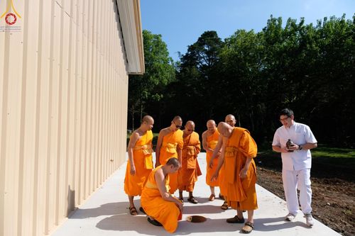 ภาพ No.142941:พิธีเจริญพระพุทธมนต์ โปรยรัตนชาติ เพื่อความเป็นสิริมงคล  ณ พื้นที่ก่อสร้างอาคารปฏิบัติธรรม “แก้วธรรมชัยรัตนอนันต์”  วัดพระธรรมกายเทนเนสซี ประเทศสหรัฐอเมริกา วันอังคารที่ 2 กรกฎาคม พ.ศ. 2567