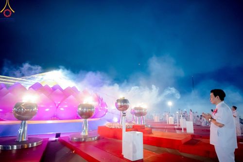 ภาพ No.160601:พิธีจุดประทีป 20,000 ดวง บูชาพระมหาธรรมกายเจดีย์ และบูชาพระมงคลเทพมุนี (สด จนฺทสโร) พระผู้ปราบมาร ณ ลานธรรม พระมหาธรรมกายเจดีย์ วัดพระธรรมกาย จ.ปทุมธานี วันที่ 10 ตุลาคม พ.ศ. 2567