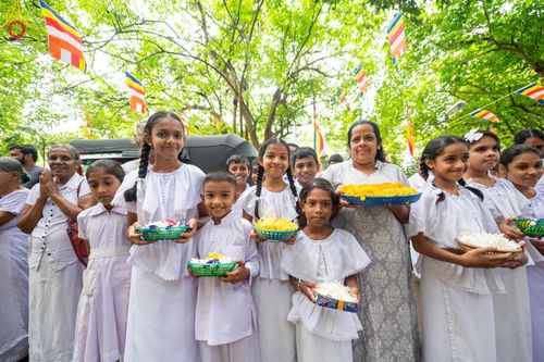 ภาพ No.140702:PhotoStory มหาศรัทธา ธรรมยาตราศรีลังกา EP.4 โครงการสยาม-ลังกา ธรรมยาตรา ฉลองเทศกาลวิสาขบูชาแห่งชาติ ศรีลังกา  บูชาธรรม 80 ปีหลวงพ่อธัมมชโย เส้นทางจาก เมืองดัมบูลลา ไปยัง เมืองมาตะเล  ตั้งแต่วันที่ 17-20 พฤษภาคม พ.ศ. 2567