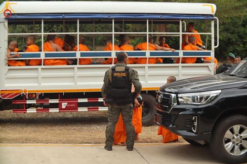 ภาพ No.61088:สามเณรออกบิณฑบาต และกิจกรรมอบรมสามเณร ในโครงการบรรพชาสามเณรฟื้นฟู พระพุทธศาสนาทั่วไทย ณ ศูนย์อบรมที่พักสงฆ์บ้านร่มเย็น จ.นราธิวาส วันที่ 2-15 เมษายน พ.ศ. 2567