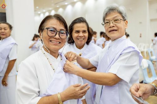 ภาพ No.242740:วันที่ 29-31 สิงหาคม พ.ศ. 2568 องค์กรภาคีเครือข่าย “บวร” (บ้าน-วัด-โรงเรียน-ราชการ) อ.คลองหลวง จัดบวชอุบาสิกาแก้ว ถวายพระราชกุศลแด่สมเด็จพระพันปีหลวง - กตัญญูบูชาแด่ผู้มีพระคุณ