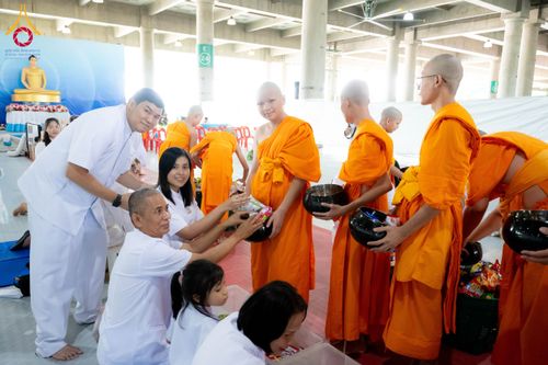 ภาพ No.145678:พิธีตักบาตรโครงการบรรพชาสามเณร โรงเรียนนานาชาติ รุ่นที่ 13 ณ มหารัตนวิหารคด 9 วัดพระธรรมกาย วันเสาร์ที่ 20 กรกฎาคม พ.ศ. 2567