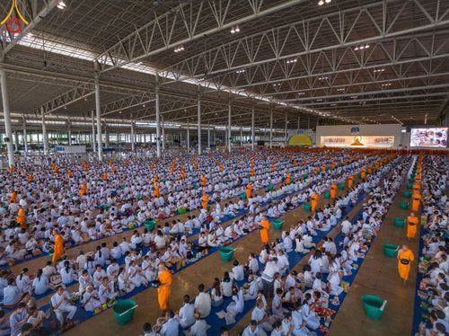 ภาพ No.139083:พิธีตักบาตร , พิธีบูชาข้าวพระ ณ ห้องแก้วสารพัด 1 สภาธรรมกายสากล วัดพระธรรมกาย วันอาทิตย์ต้นเดือนที่ 2 มิถุนายน พ.ศ. 2567