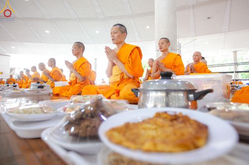 ภาพ No.157688:พิธีถวายภัตตาหารเมนูสวรรค์ ในพรรษาแห่งการเข้าถึงธรรม วันเสาร์ที่ 28 กันยายน พ.ศ. 2567 ณ หอฉันคุณยายอาจารย์ฯ วัดพระธรรมกาย