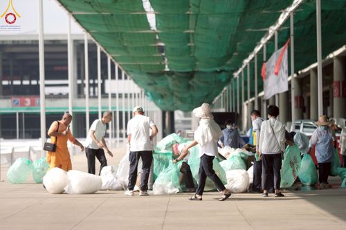 ภาพ No.220483:วันที่ 23-25 เมษายน พ.ศ. 2568 เจ้าหน้าที่และสาธุชนช่วยกัน รับบุญเก็บงานวันคุ้มครองโลก ณ วัดพระธรรมกาย