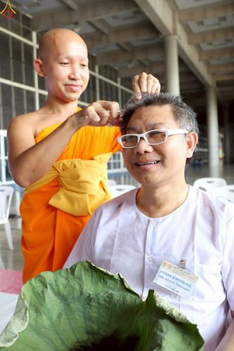 ภาพ No.230796:วันที่ 28 มิถุนายน พ.ศ. 2568 พิธีตัดปอยผมและปลงผม โครงการบวชพระนานาชาติ AEC & WAB รุ่นที่ 9 ณ วิหารคด 2 วัดพระธรรมกาย