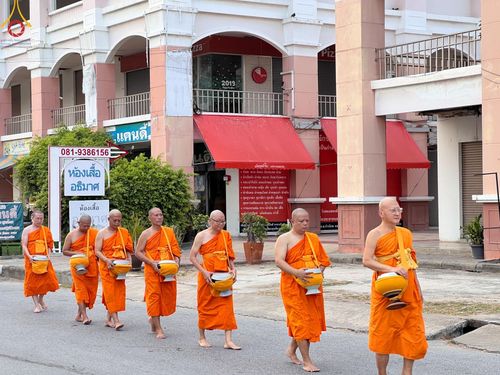 ภาพ No.136063:พระธรรมทายาท โครงการบวชพระนานาชาติ AEC & WAB ผู้บริหารรุ่นที่ 2 บิณฑบาต ณ หอฉันคุณยายอาจารย์ฯ เมืองแก้วมณี หมู่บ้านแก้วพุทธรักษา วันที่ 28 เมษายน พ.ศ. 2567
