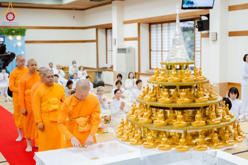 ภาพ No.220984:วันที่ 13 เมษายน พ.ศ. 2568 พิธีโปรยรัตนชาติปฐมเริ่มสถาปนาเจดีย์ และ พิธีเปิดหมู่บ้านปฏิบัติธรรม เพื่อการบรรลุธรรม ณ วัดป่าธรรมกายนานาชาติโทชิหงิ  ประเทศญี่ปุ่น