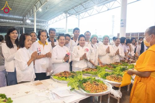 ภาพ No.202322:พิธีถวายภัตตาหารเป็นสังฆทาน แด่พระธรรมยาตรา ณ วัดพระธรรมกาย ตำบลคลองสาม อำเภอคลองหลวง จังหวัดปทุมธานี ในโครงการธรรมยาตรา กตัญญูบูชา มหาปูชนียาจารย์ พระมงคลเทพมุนี(สด จนฺทสโร) พระผู้ปราบมาร อนุสรณ์สถาน 7 แห่ง ปีที่ 13 วันที่ 27 มกราคม พ.ศ. 2568