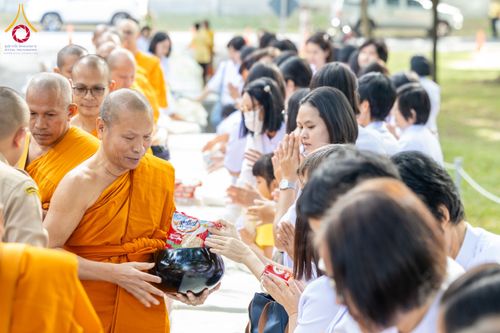 ภาพ No.179615:พิธีเจริญพระพุทธมนต์ พิธีทำบุญตักบาตรถวายพระราชกุศล และพิธีวางพานพุ่มดอกไม้ถวายราชสักการะ  แด่พระบาทสมเด็จพระบรมชนกาธิเบศร มหาภูมิพลอดุลยเดชมหาราช บรมนาถบพิตร เนื่องในวันคล้ายวันพระบรมราชสมภพ วันชาติ และวันพ่อแห่งชาติ วันพฤหัสบดีที่ 5 ธันวาคม พ.ศ. 2567 ณ