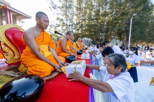 ภาพ No.103859:พิธีตักบาตรพระ 1,000 รูป ครั้งที่ 7 ถวายเป็นพุทธบูชา เพื่อช่วยเหลือคณะสงฆ์ 323 วัด 4 จังหวัดชายแดนภาคใต้ และถวายแด่คณะสงฆ์จังหวัดพิษณุโลก ณ ลานธรรมธุดงคสถานพิษณุโลก อ.วังทอง จ.พิษณุโลก วันที่ 24 ธันวาคม พ.ศ. 2566