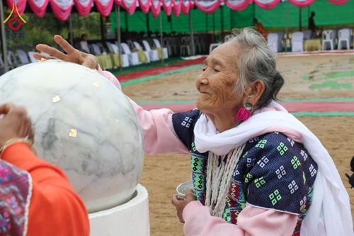 ภาพ No.174116:พิธีวางศิลาฤกษ์มหาสมบัติ โปรยรัตนชาติบ่อมงคลเศรษฐี ติดแผ่นทอง ลูกนิมิต - ช่อฟ้า เพื่อสถาปนาสร้างอุโบสถ บูชาธรรม 80 ปีหลวงพ่อธัมมชโย ณ วัดทุ่งเจริญธรรม อ.อมก๋อย จ.เชียงใหม่ วันที่ 8 พฤศจิกายน พ.ศ. 2567