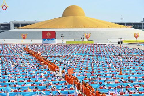 ภาพ No.221578:วันอังคารที่ 22 เมษายน พ.ศ. 2568 ภาพพิธีถวายมหาสังฆทานคณะสงฆ์ 40,000 กว่าวัดทั่วประเทศ เนื่องในวันคุ้มครองโลก ชุดที่ 2 (ปลื้มให้สมการรอคอย) ณ ลานธรรมพระมหาธรรมกายเจดีย์ วัดพระธรรมกาย