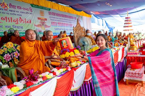 ภาพ No.261655:วันที่ 19 ตุลาคม พ.ศ. 2568 พิธีทอดกฐินสมทบ วัดกัลยาณมิตรต่างประเทศ บูชาธรรม 81 ปี หลวงพ่อธัมมชโย ณ วัดสารนาถ เมืองคาร์การชารี ประเทศบังกลาเทศ 