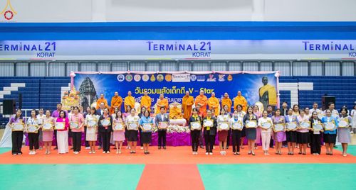 ภาพ No.103397:วันรวมพลังเด็กดี V-Star ผู้นำฟื้นฟูศีลธรรมโลก จังหวัดนครราชสีมา ณ เทอร์มินอล 21 โคราช ถ.มิตรภาพ ต.ในเมือง อ.เมืองนครราชสีมา จ.นครราชสีมา วันอังคารที่ 19 ธันวาคม พ.ศ. 2566