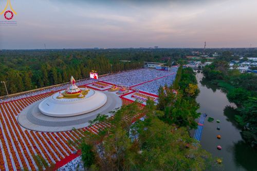 ภาพ No.109592:พิธีจุดประทีปถวายเป็นพุทธบูชา และบูชาธรรมมหาปูชนียาจารย์ วันที่ 10 มกราคม พ.ศ. 2567 ณ อนุสรณ์สถานคลองบางนางแท่น อ.สามพราน จ.นครปฐม